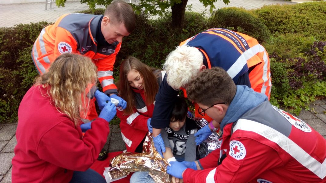 IMG-20190511-WA0003 6 Personen bei einer Rettungsübung