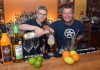 Sommerdrinks mit Thymian, Johannis- und Blaubeeren aus dem Garten