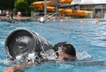 Verrückt: Mit Bierfass ins Wasserbassin