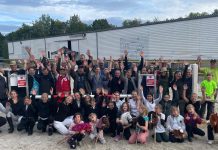 1. Reitfest und Hundeturnier des Hunde- und Pferdesportvereins Flöha war ein voller Erfolg Mehrere Personen stehen und hocken nebeneinander auf einem Platz und jubeln.
