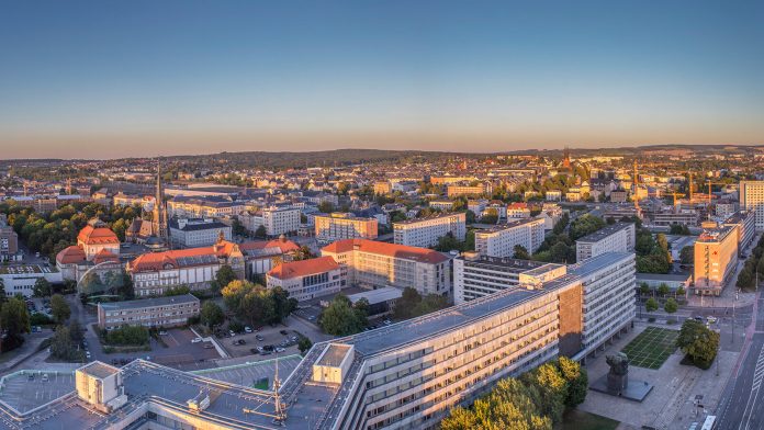 Mehrere Gebäude aus der Vogelperspektive.